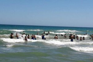 'Dalga' uyarısına rağmen denize girdiler