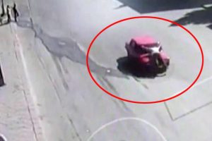 Drift yapmasını engellemeye çalışırken canından oluyordu