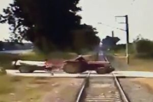 Yük treni ile traktör birbirine girdi!
