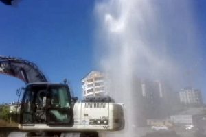 Su metrelerce yükseğe fışkırdı