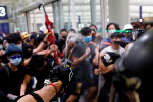 Hong Kong Havalimanı'nda çatışma