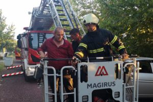 20 metrelik vinçte mahsur kaldılar