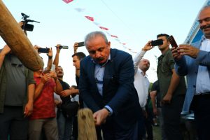 TBMM Başkanı Şentop tokmakla buğday dövdü