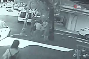 Akılalmaz olay! Kadınların üzerine devrildi
