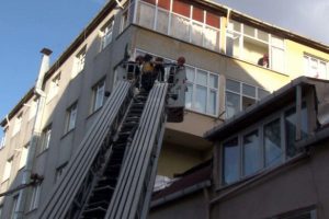Oğluyla kavga ederken 5. kattan yan binanın çatısına düştü