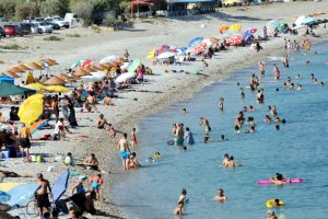 Demre sahilleri tatilcilerle doldu
