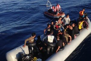 Kuşadası Körfezi'nde 22'si çocuk 49 kaçak göçmen yakalandı