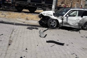 Bayram ziyaretinden dönen ailenin otomobiline tren çarptı: 5 yaralı