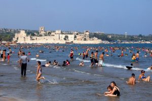 Mersin'de sahiller doldu taştı