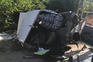 İkiye bölünen otomobilden sağ çıktılar