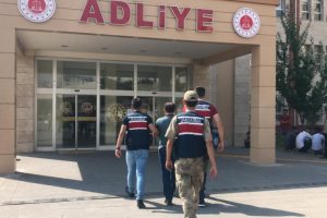 FETÖ'den aranırken bayram ziyaretinde yakalandı