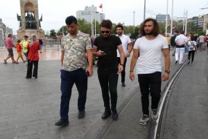 Taksim'de karaborsacı operasyonu