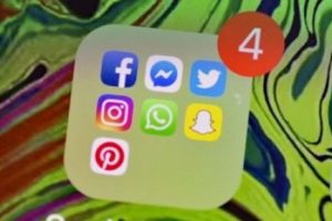 Facebook, Messenger aramalarını dinlediğini kabul etti