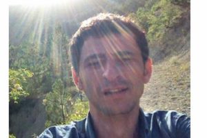 Sallandığı ağacın dalı başına düşen genç hakim ağır yaralandı