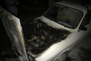 Park halindeki otomobil alev aldı