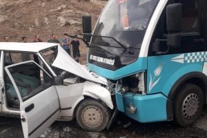 Minibüs ile otomobil kafa kafaya çarpıştı