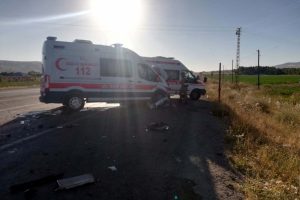 Ambulans ile otomobil çarpıştı: 6 yaralı