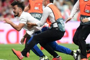 Liverpool ile Chelsea maçında sahaya atlayan Türk'ün kimliği belli oldu
