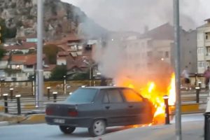 LPG'li otomobilin köprü üzerindeki yangını korkuttu