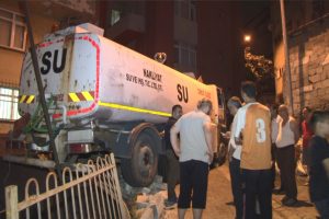 Su tankeri evin duvarına çarptı