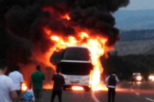 TEM'de, seyir halindeki otobüs alev alev yandı