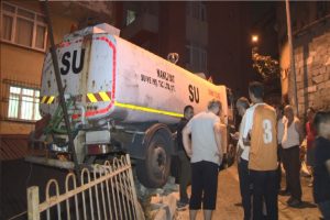 Su tankeri evin duvarına çarptı