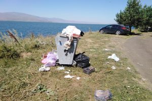 Çıldır Gölü çevresi çöplüğe döndü