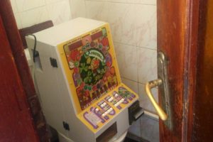 Kahvenin tuvaletinde kumar makinesi ele geçirildi