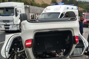 Otomobil, akaryakıt tankerine çarptı: 2'si çocuk 4 yaralı