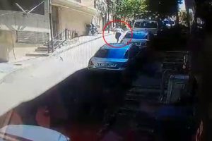 4. kattan otomobilin üzerine böyle düştü