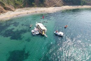 Sinop'ta gezi teknesi karaya oturdu