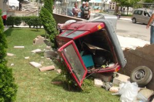 Çarpışan otomobillerden biri bahçeye uçtu: 7 yaralı