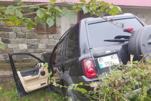 Şarampolde devrilen cip, evin duvarına çarptı: 1 ölü, 4 yaralı