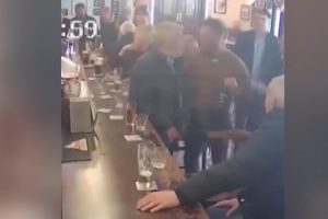 Ünlü dövüşçü, verdiği içkiyi reddeden yaşlı adamı yumrukladı