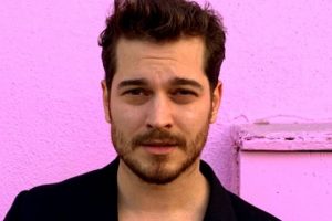 Çağatay Ulusoy'un yeni imajı Ben Fero'ya benzetildi