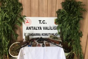Uyuşturucu operasyonu yapılan ev cephanelik çıktı