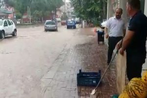 Sağanak yağış sele neden oldu