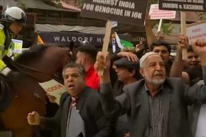 Londra'da Keşmir protestosu: ''Modi savaşma çay yap''