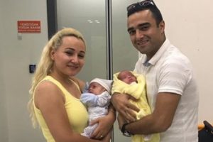 700 gramlık ikizler yaşam mücadelesini kazandı