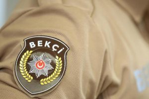 Sahte bekçiyi gerçek polis yakaladı