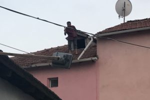 Bursa'da elinde baltayla çatıya çıkan adam aşağı düştü