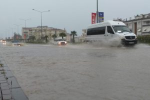 Bursa'yı sağanak ve fırtına vurdu!