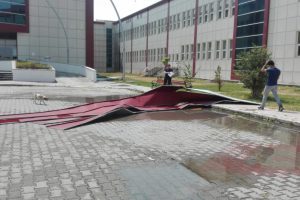 Kars'ta fırtına çatıları uçurdu