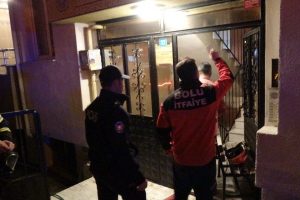 Yangın çıkan evde yaralanan genci komşuları kurtardı