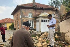 Yoğun yağış ve rüzgar cami minaresini yıktı