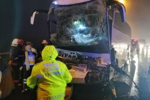 TEM Otoyolu'nda yolcu otobüsü kamyonla çarpıştı