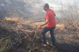 Urla'daki yangına belediye başkanı da müdahale etti