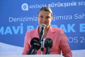 Gün batımında plajda çöp topladılar