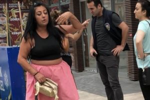 Sarhoş kadın tekel bayisini birbirine kattı