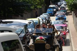 Bursa'daki bu düğün konvoyu görenleri şaşkına çevirdi
